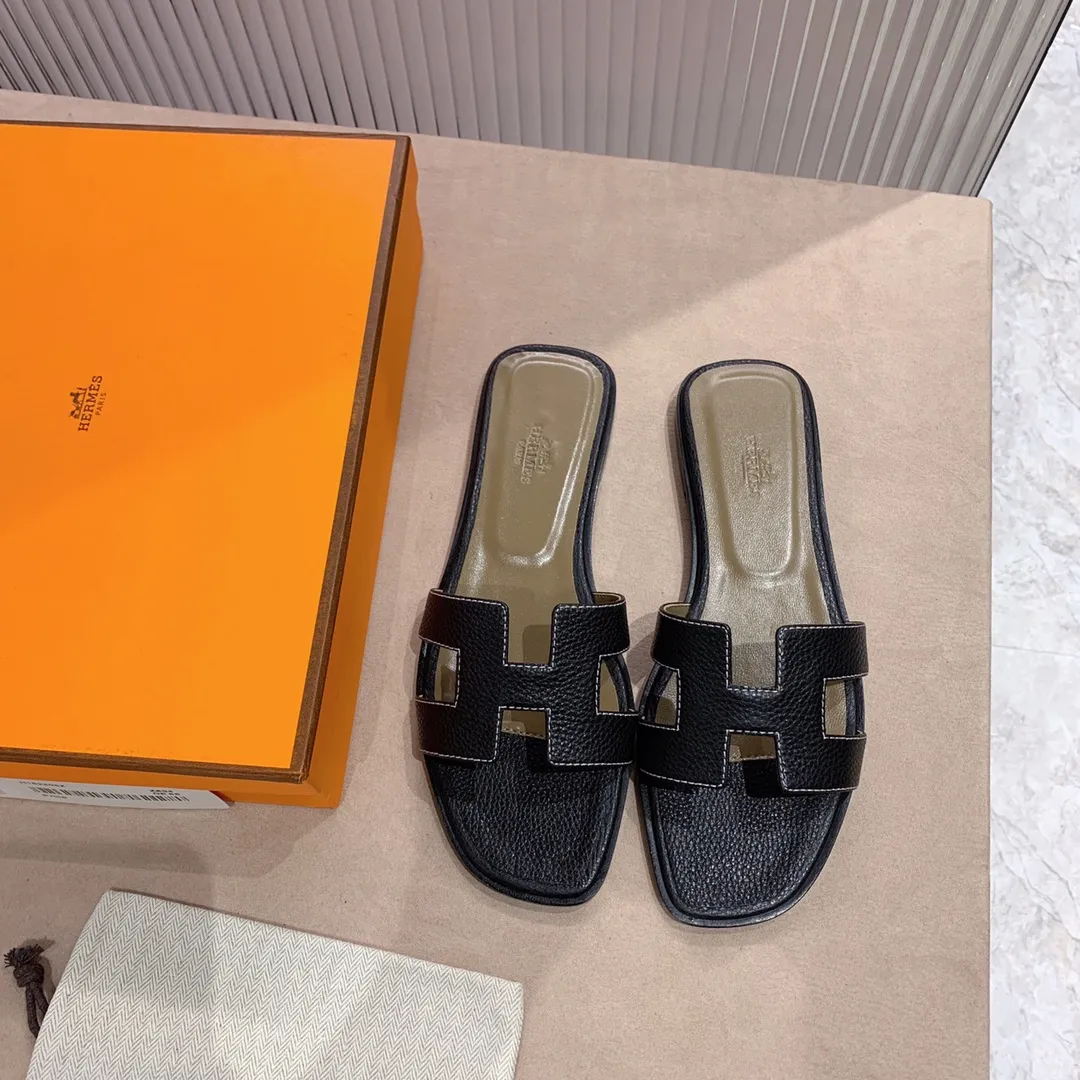 👟👟Ex-factory price 480👟👟 Litchi pattern cowhide series Newly revised version (Hermès) Packaging upgrade, version workmanship and material upgrade Hermes The highest version of handmade shoes in the market Top product Hermès H slippers Flat slippers —————————— The most classic, real handmade shoes, even the number of stitches is the same as the original version, purely handmade by masters The highest version in the industry Italian imported cowhide + original customized Australian sheepskin feet + genuine leather outsole, top exclusive packaging box 35-39 (34.40.41.42 custom-made, non-refundable)